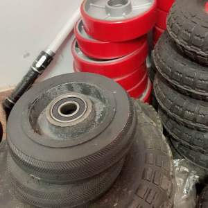 Bánh xe (cao su đen 125 mm trục 12mm )👍👍👍