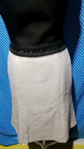 DRESS GLITTER GREY(FESMY) 413\\n\\n Aksesori Fashion Glitter & Desain Glitter Fashion\\n\\nAksesori fashion glitter telah menjadi tren populer dalam beberapa tahun terakhir, menambahkan sentuhan glamour dan keanggunan pada setiap penampilan. Desain glitter fashion semakin banyak digunakan dalam pakaian wanita eksotik, seperti dress Glitter Grey Fesmy 413, yang menggabungkan unsur-unsur keunikan dan keindahan.\\n\\n Dress Glitter Grey Fesmy 413: Keunikan dan Keindahan\\n\\nDress Glitter Grey Fesmy 413 merupakan pakaian wanita eksotik yang menampilkan keunikan dan keindahan melalui desain glitter fashion. Dengan warna abu-abu yang netral, dress ini dapat dipadukan dengan berbagai aksesori dan gaya penampilan. Selain itu, desain glitter pada dress ini memberikan sentuhan glamour yang menonjolkan keanggunan pemakainya.\\n\\n Menggabungkan Desain Glitter dengan Pakaian Formal Wanita\\n\\nMenggabungkan desain glitter dengan pakaian formal wanita dapat memberikan penampilan yang elegan dan menawan. Dress Glitter Grey Fesmy 413 menjadi pilihan tepat untuk acara-acara formal seperti pesta, pernikahan, atau gala dinner. Dengan sentuhan glitter yang halus dan elegan, dress ini akan membuat Anda tampil lebih percaya diri dan menarik.\\n\\n Mengenakan Dress Glitter Grey Fesmy 413\\n\\n Tips Membeli & Menyesuaikan Ukuran\\n\\nSebelum membeli dress Glitter Grey Fesmy 413, pastikan untuk mengetahui ukuran yang tepat agar penampilan Anda tetap nyaman dan anggun. Anda dapat mengukur lingkar pinggang, dada, dan pinggul untuk mendapatkan ukuran yang pas. Jika Anda membeli online, pastikan untuk merujuk pada tabel ukuran yang disediakan oleh penjual.\\n\\n Kombinasi Pakaian dan Aksesori yang Cocok\\n\\nUntuk menambah keanggunan penampilan Anda, kombinasikan dress Glitter Grey Fesmy 413 dengan aksesori yang sesuai. Beberapa pilihan aksesori yang cocok adalah sepatu hak tinggi, anting-anting, gelang, dan tas elegan. Pastikan warna dan desain aksesori yang Anda pilih sesuai dengan dress Glitter Grey Fesmy 413.\\n\\n Menggunakan Dress Glitter Grey Fesmy 413 pada Acara Formal\\n\\nDress Glitter Grey Fesmy 413 sangat cocok digunakan pada acara formal seperti pesta, pernikahan, atau gala dinner. Pastikan untuk memilih aksesori yang sesuai dan riasan wajah yang natural agar penampilan Anda tetap anggun dan menawan. Jangan lupa untuk merawat dress ini dengan baik setelah digunakan.\\n\\n Perawatan dan Penyimpanan Dress Glitter Grey Fesmy 413\\n\\n Cara Membersihkan dan Merawat Dress Glitter Grey Fesmy 413\\n\\nAgar dress Glitter Grey Fesmy 413 tetap awet dan tampilan glitternya tetap terjaga, lakukan perawatan dengan cara membersihkan menggunakan air dingin dan deterjen khusus pakaian. Hindari mencuci dengan mesin atau menggunakan setrika langsung pada bagian glitter. Setelah dicuci, jemur dress ini di tempat teduh dan hindari paparan sinar matahari langsung.\\n\\n Penyimpanan yang Benar untuk Mencegah Kerusakan\\n\\nPenyimpanan yang benar sangat penting untuk mencegah kerusakan pada dress Glitter Grey Fesmy 413. Simpan dress ini dalam kotak atau lemari yang aman dan hindari penyimpanan di tempat lembab atau berdebu. Gunakan plastik anti debu untuk melindungi dress dari kerusakan akibat debu.\\n\\n Solusi Perawatan dan Penyimpanan untuk Aksesori Glitter Fashion\\n\\nUntuk merawat aksesori glitter fashion, seperti anting-anting atau gelang, gunakan lap lembut untuk membersihkan debu atau kotoran yang menempel. Hindari menyimpan aksesori ini di tempat lembab atau berdebu. Simpan aksesori glitter fashion Anda dengan aman dalam kotak atau lemari yang khusus disediakan untuk aksesori.\"