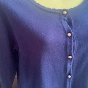 เสื้อไหมพรมคาร์กิแหนสีน้ำเงินกระดุมหน้า