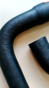 SELANG RADIATOR MITSHUBTSHI FUSO FM516/517 ATAS DAN BAWAH