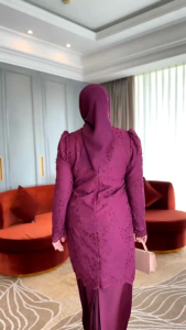 MELAYU KURUNG DRESS SET BY IRNA EMERALD\\n\\n Mengenal Desain Dress Elegan\\n\\nDress set IRNA EMERALD merupakan salah satu contoh desain dress elegan yang menggabungkan unsur tradisional dengan modern. Desain ini memadukan keindahan dan keunikan pakaian wanita tradisional Melayu dengan sentuhan fashion kontemporer. Dengan desain yang unik dan menarik, dress set ini cocok dipakai oleh wanita yang ingin tampil elegan dan modis.\\n\\n Bagaimana Desain Dress Set IRNA EMERALD?\\n\\nDesain dress set IRNA EMERALD menampilkan potongan dan detail yang menarik. Dress ini memiliki potongan kurung tradisional dengan tambahan aksen modern, seperti detail bordir, pita, atau hiasan lainnya. IRNA EMERALD juga memberikan variasi warna dan motif yang beragam, sehingga membuat dress set ini menjadi lebih menarik dan unik.\\n\\n Bagaimana Membuat Pakaian Wanita Tradisional Menjadi Modis?\\n\\nUntuk membuat pakaian wanita tradisional menjadi modis, ada beberapa hal yang perlu diperhatikan. Pertama, pilih desain yang menggabungkan unsur tradisional dengan modern. Kedua, padukan warna dan motif yang sesuai dengan selera dan acara yang akan dihadiri. Ketiga, gunakan aksesoris yang tepat untuk menambah kesan modis.\\n\\n Bahan Katun Nyaman\\n\\nBahan katun merupakan salah satu bahan yang sering digunakan dalam pembuatan dress set IRNA EMERALD. Bahan ini memiliki beberapa kelebihan yang membuatnya cocok untuk pakaian wanita tradisional.\\n\\n Apa Kelebihan Bahan Katun?\\n\\nBahan katun memiliki beberapa kelebihan, di antaranya:\\n\\n- Lembut dan nyaman dikenakan\\n- Tidak mudah kusut\\n- Mudah dicuci dan tidak mudah luntur\\n- Tidak menimbulkan iritasi kulit\\n\\n Bagaimana Memilih Bahan Katun yang Tepat untuk Pakaian Wanita Tradisional?\\n\\nUntuk memilih bahan katun yang tepat untuk pakaian wanita tradisional, ada beberapa hal yang perlu diperhatikan. Pertama, pilih bahan katun yang berkualitas baik dengan ketebalan yang sesuai. Kedua, perhatikan warna dan motif bahan katun yang sesuai dengan desain dress set yang diinginkan. Ketiga, pastikan bahan katun tersebut nyaman dikenakan dan tidak menimbulkan iritasi kulit.\\n\\n Tips Memakai Melayu Kurung Dress\\n\\nUntuk tampil elegan dan modis dengan Melayu Kurung Dress, ada beberapa tips yang bisa dilakukan.\\n\\n Bagaimana Memadukan Melayu Kurung Dress dengan Aksesoris?\\n\\nUntuk memadukan Melayu Kurung Dress dengan aksesoris, pilihlah aksesoris yang sesuai dengan desain dan warna dress set tersebut. Misalnya, jika dress set berwarna cerah, pilihlah aksesoris dengan warna netral atau gelap. Sedangkan jika dress set berwarna gelap, pilihlah aksesoris dengan warna cerah atau berkilau.\\n\\n Bagaimana Menyesuaikan Melayu Kurung Dress dengan Berbagai Acara?\\n\\nMelayu Kurung Dress dapat disesuaikan dengan berbagai acara dengan cara memilih desain, warna, dan aksesoris yang sesuai. Misalnya, untuk acara formal seperti pesta atau resepsi, pilihlah Melayu Kurung Dress dengan desain yang lebih elegan dan aksesoris yang mewah. Sedangkan untuk acara santai seperti hangout atau jalan-jalan, pilihlah Melayu Kurung Dress dengan desain yang lebih sederhana dan aksesoris yang lebih simpel.\\n\\nJadi, dengan memahami desain dress set IRNA EMERALD, bahan katun nyaman, dan tips memakai Melayu Kurung Dress, Anda dapat tampil elegan dan modis dengan pakaian wanita tradisional Melayu.\n}