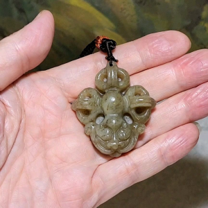Gegegems Collection premium Nephrite caramel brown old workmanship Vajra Pi Xiu Jade pendant (with certificate) 和田玉且末糖旧工金刚杵貔貅吊坠(带证书)