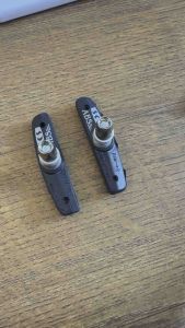 (SCS TAIWAN BOLT) Sepasang 2 Pcs Brake Shoes Brake Pad Karet Rem Sepeda V-brake Brakepad Sepatu Kampas Rem Sepeda Vbrake Mtb Gunung Bmx Mini Citybike Brake Shoe Pads