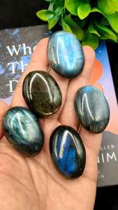 💜 ลาบลาดอไลท์ ( Labradorite ) หลากสี  ก้อนขัดเงาทรงสบู่ สีสันสวยๆ น่ารักๆ เเบบน่าสะสม ตั้งโชว์ในบ้านให้สบายตา / มีให้เลือก 5 แบบ ⭐