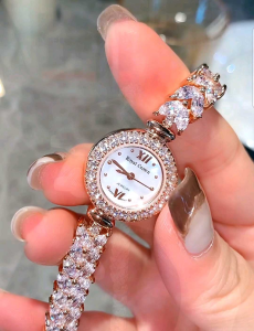 นาฬิกากันน้ำ มีบัตรับประกัน 1ปี นาฬิกาเพชร CZ เกรดพรีเมี่ยม หน้าปัดมุกสวยหรู จัดส่งพร้อมกล่องครบเช็ค