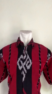 couple tenun ikat merah maroon