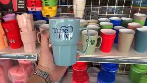 Ly /Ca nhựa tặng kèm ống hút - màu trắng