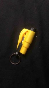 Móc Khóa Ô Tô Xe Máy Búa Thoát Hiểm Cứu Hộ Khẩn Cấp Búa Phá Kính Mini Còi Tín Hiệu và Dao Cắt Dây Đai An Toàn Nhỏ Gọn Nhiều Màu Sắc