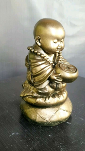 Tượng chú tiểu bưng bình bát thân thiện và an lạc  cao 20cm