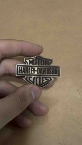 ป้ายแสตนเลส รูป โลโก้ ฮาเล่ยฟ์ Tag logo Harley Davidson สำหรับแปะติดหมวกกันน็อค แปะติดรถ ตกแต่งรถ ตกแต่งหมวกกันน็อค โลโก้แสตนเบสแท้ 100% ไม่ขึ้นสนิม
