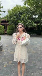 A821 เดรสลูกไม้แขนยาว ปกปักดอกกุหลาบ