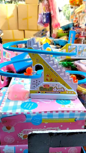 Mainan bebek tangga anak berjalan ada musik dan lampu