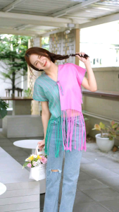 เสื้อครอปกะเหรี่ยงลายน้ำไหล เป็นการทอแบบวิถีดั้งเดิมเรียกว่า "ทอแบบกี่เอว" ผสมผสานด้วยการแต่งถักโครเช และ ฝั้นชาย(แถมฟรีโบว์มัดผม)