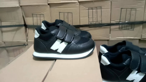 SEPATU ANAK/ SEPATU SEKOLAH ANAK LAKI-LAKI DAN PEREMPUAN/ WARNA HITAM -PUTIH DENGAN PILIHAN UKURAN TERSEDIA UKURAN 22 SAMPAI UKURAN 35
