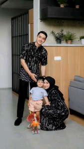 Baju Sarimbit Couple Keluarga Silk Premium Modern Baju Muslim Couple Pasangan Keluarga Gamis Koko Ibu Ayah Nenek Kakek Anak Usia 1-12 Tahun Terbaru Family Set Baju Lebaran 2025 Baju Kondangan Keluarga Set Pakaian Keluarga Kekinian