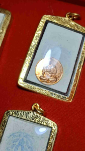 พsะสมเด็จเนื้อผง (แตกลายงา)วัดระฆังฯ (คณะ 9)ผสมมวลสารเก่า เนื้อย้อนยุคโบราณ 108 ปี ปี 2556 พร้อมกล่องเดิม รวม 10 พิมพ์