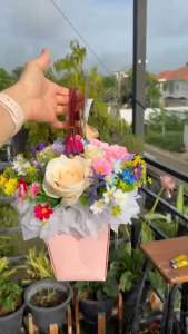 กระเช้าดอกไม้ ไซส์กลาง ของขวัญรับปริญญา ของขวัญวันเกิด ขึ้นบ้านใหม่และทุกโอกาสสำคัญ กระเช้าดอกไม้กระดาษ