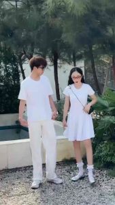 Set đồ đôi thun cổ tròn tay ngắn màu đen trắng váy nữ xếp ly dáng xòe
