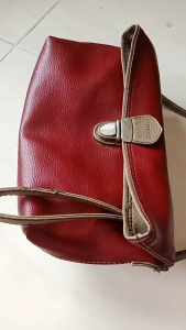 Clutch wanita preloved kondisi apa adanya kulit masih bagus no kelupas kepala zipper sdh ga berfungsi butuh diganti talipanjang dan tali kecilnya sdh ada minus pemakaian. besi2 sdh ada karat