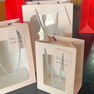 ถุงกระดาษหน้าใส พร้อมป้ายห้อย มีหูหิ้วเชือกเกลียว ใส่ตูกตา ดอกไม้ รหัส75