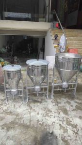 Máng lắc cho heo ăn inox 430 loại 1bao chứa 25kg cám heo