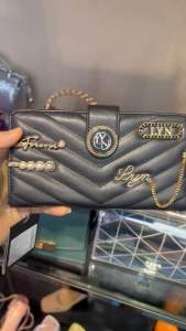 กระเป๋าสตางค์ใบยาว ยี่ห้อ Lyn แท้มือ 1 ป้ายห้อย สามารถนำสินค้าไปเช็คแท้ได้ที่ช็อปทุกสาขาทั่วประเทศ