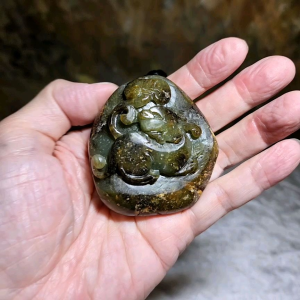 Large size natural Pebble Nephrite with yellowish oxidations Pi Xiu & Ruyi Jade palmstone/handheld piece(with certificate) [Natual Crystal] 大号和田玉籽玉黄沁皮如意貔貅手把件(带证书)