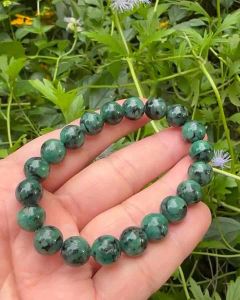 ✨ มรกตจากบราซิล 🇧🇷 — เสน่ห์หายากในเฉดเขียวลึก สร้อยหิน มรกต (Emerald) สีเขียวเข้มแบบลึกตัดกับลวดลายดำเล็ก ๆ ที่เกิดจากแร่ธรรมชาติ