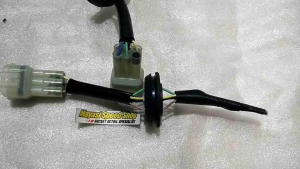 Soket lampu depansoket headlamp R25 new pin 6 female original tahun 2019-2022 lengkap dengan karet pelindung.