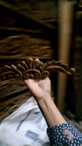 แผ่นฉลุแกะลาย จั่วตกแต่งหัวตู้-เตียง ไม้สัก สไตล์หลุยส์-วินเทจ 7cm x32cm.