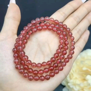 Chuỗi 3v thạch anh dâu tây hồng chất đỏ au cực kỳ đậm ánh titan rất mạnh nhé. TUDO về mới 2 size 6li 7li - Phong Thủy TUDO