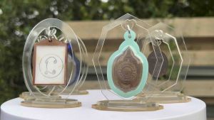 ซุ้มแขวนพระ แท่นแขวนพระหน้ารถยนต์วัสดุอะคิลิคหนา2.5มิลขนาด60x80มม 3แบบA-B-Cพื้นที่ด้านใน40x50-55-60มม