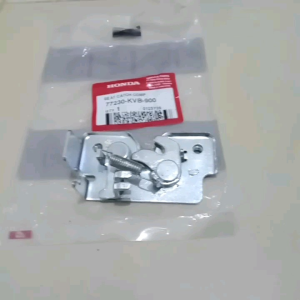 Eksplorasi Eksklusif: Engsel Dudukan Lawan Kunci Jok Seat Catch Comp Vario 110 Karbu KVB Original Honda 77230KVB900