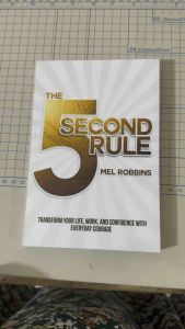 The 5 Second Rule: The Surprisingly Simple Way to Live Love and Speak with Courage by Mel Robbins