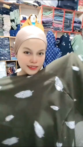 jilbab/hijab segi empat motif bulu jambul pompom produk terbaru dari azara