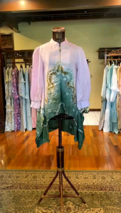 Kharis Blouse Viscos by Dian Pelangi LIMITED EDITION Tunik Baju Atasan Kemeja Blus Busui Casual Formal Kerja Kantor Pesta Pernikahan Kondangan Pengajian Lebaran Wanita Cantik Anggun Modis Modern Mewah Model Korea Terbaru Motif Jumputan Hand Made Kekinian
