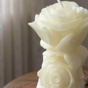 เทียนไข เทียนที่ผสมน้ำมันหอมระเหย เพื่อให้น้ำมันหอมระเหยฟุ้งกระจายไปในห้องเมื่อจุดเทียน. ทำจากไขพาราฟินหรือไขถั่วเหลือง