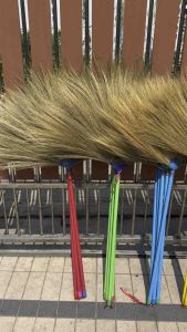 ไม้กวาดดอกหญ้าอย่างหนา ด้ามพลาสติกยาว 70 ซ.ม. ดอกหญ้าไม่ร่วง ทำมือ เบา ใช้ทน