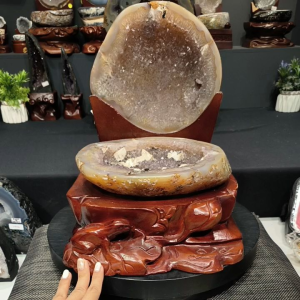 🇲🇾READY stock in JB large agate treasure bowl with wood base 🔮天然高等玛瑙聚宝盆 高等黄盆玛瑙 带黄幽灵 盆里紫晶体 稀少共生黑晶柱二次结晶白矿物包裹着 🆓🆓🆓特制实木底座 盆口宽大15.5cm