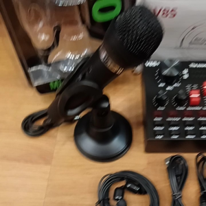 V8S Karaoke & Live Streaming Sound Card Kit