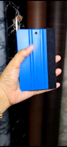 Kape Biru Lentur: Alat Pasang Sticker Mudah Digunakan