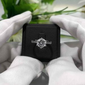 PETCHARA แหวนเพชรโมอีสหญิง 1-2 กะรัต ฝังหกหนามเตย ชูหัวมงกุฏ ตัวเรือนเงินแท้ 92.5% ชุบทองคำขาว บ่าข้างฝังเพชรแถว พร้อมใบเซอร์GRA(D2005)