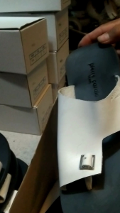 Sendal Kulit Pierre Cardin: Desain Modern & Elegan