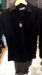 kemeja polos hitam dan putih untuk cowok dengan kualitas bahan yg lembut dan adem