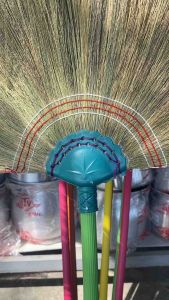 ไม้กวาดรุ่นหนา (ด้ามพลาสติก) รอบเย็บ 4 ชั้น ความยาวประมาณ 90-100