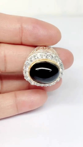 แหวนเงิน2kนิลแท้หลังเบี้ยล้อมเพชรลายไทยกนก แหวนตัวเรือนเงินแท้ ชุป เงิน-ทอง(2สี) นิลแท้หลังเบี้ยล้อมเพชรขาวcz หน้าแหวน2.3cm