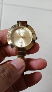 Jam tangan wanita preloved Oriflame diameter casing 30mm kondisi jam jalan normal siap pakai lingkar rantai kurleb 17cm termasuk casing jamnya no box minusnya warna rantai sdh tdk 100% utk detail nya mohon chat dahulu
