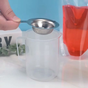 🌿ถุงฝาเกลียว 10 ใบถุงบรรจุของเหลว ถุงใส ใส่น้ำ เจล ตั้งได้ 100 ml. คุณสมบัติสินค้า ✅🌿ถุงฝาเกรียว ถุงบรรจุของเหลว ถุงใส ใส่น้ำ ใส่เจล ตั้งได้ 100 ml. ✅  พลาสติก PP/PE ✅  ถุงเหนียว ทน ไม่ฉีดขาดง่าย ไม่รั่ว ✅  สามารถทนร้อนเย็นได้ บรรจุได้ทั้งร้อนและเย็น