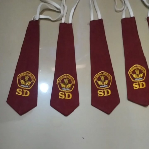 DASI SD LAKI LAKI BORDIR LOGO SEKOLAH 25CM 1PCS