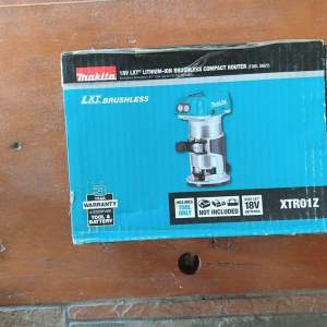 Makita 18-Volt LXT Lithium-Ion Brushless Cordless Variable Speed Compact Router with Built-In LED Light